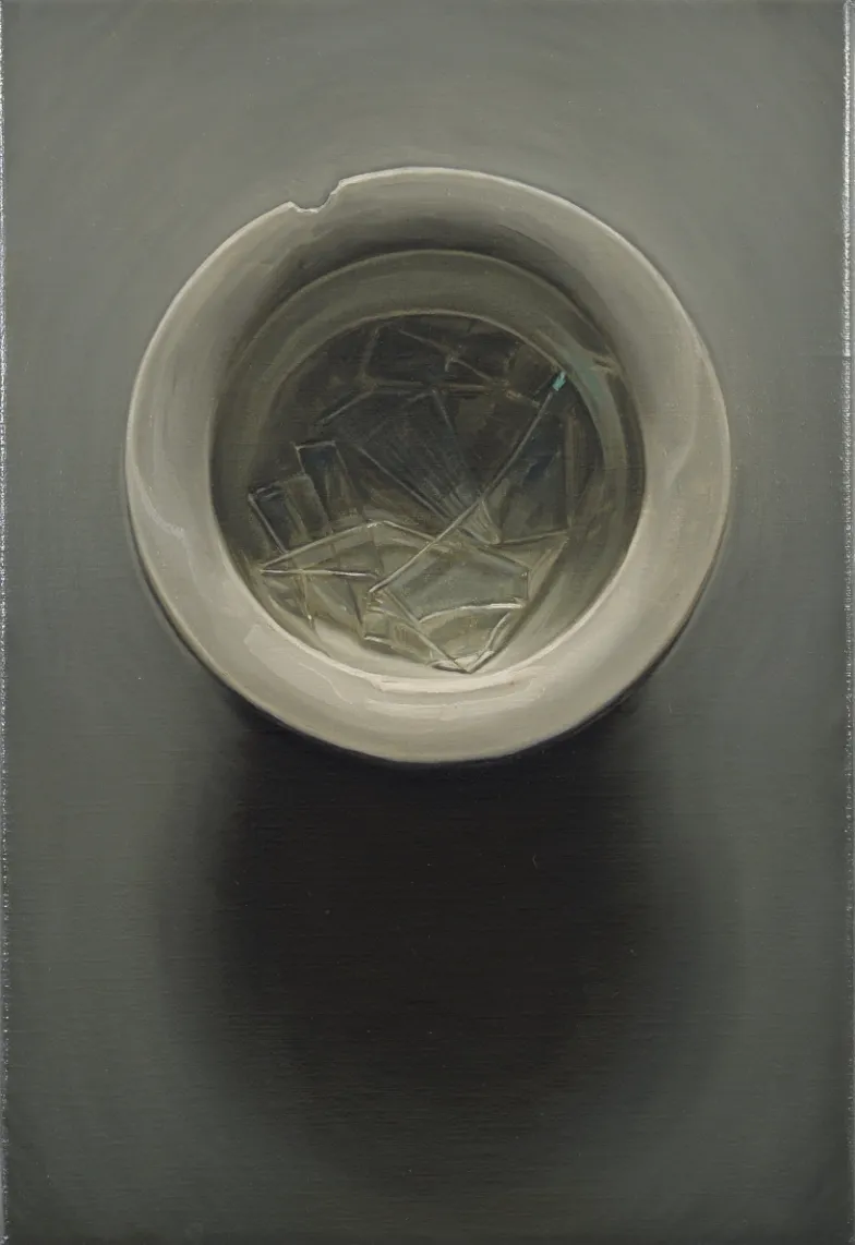 尼克拉斯·阿斯克是一位瑞典艺术家，现居马尔默。他的作品以细腻的笔触和对细节的关注而著称，常常呈现出对人类情感和历史的深刻洞察。尼克拉斯的艺术实践体现了他对艺术史的深刻理解和对人类经验的敏感捕捉，他的作品融合了抽象和具象元素，经常探索记忆和灵性的主题。他的创作过程就像一种考古实践，深入研究艺术史的各个方面，从奥古斯特·罗丹到卡尔·埃尔德的影响都可见于他的作品中。