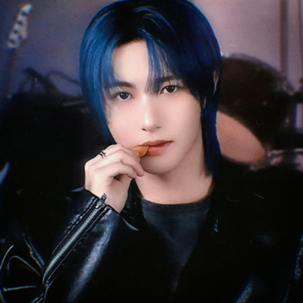 引导性恋人是你的所思所想他都清楚 你那些好的坏的他都知道 你在他面前是没有秘密的 你对他的那些或纯洁或肮脏的爱意与想法 在他面前全部都无所遁形 是全部 所以你不说他也知道 但他就是要你说出来 他就是要没长嘴的你把自己的想法表达出来 你想说不敢说他引导你说 你想看不敢看他引导你看 你想做不敢做他引导你做 某种意义上来讲他就是你的嘴巴你的眼睛你的心 他爱你 他爱爱他的你