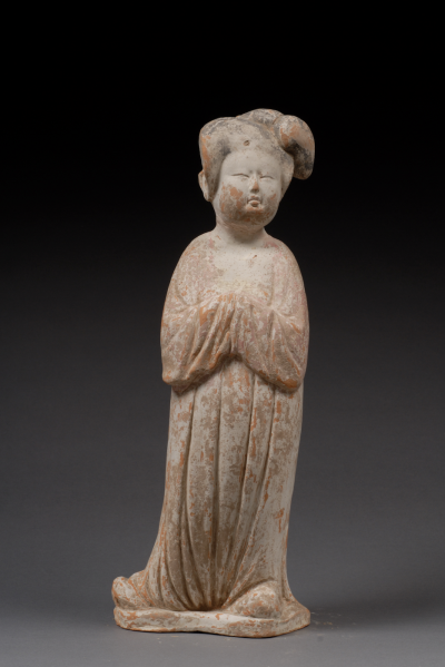 《仕女俑》，唐代 (618-907)，高40cm，发现于西安东郊的韩森冢，陕西历史博物馆藏