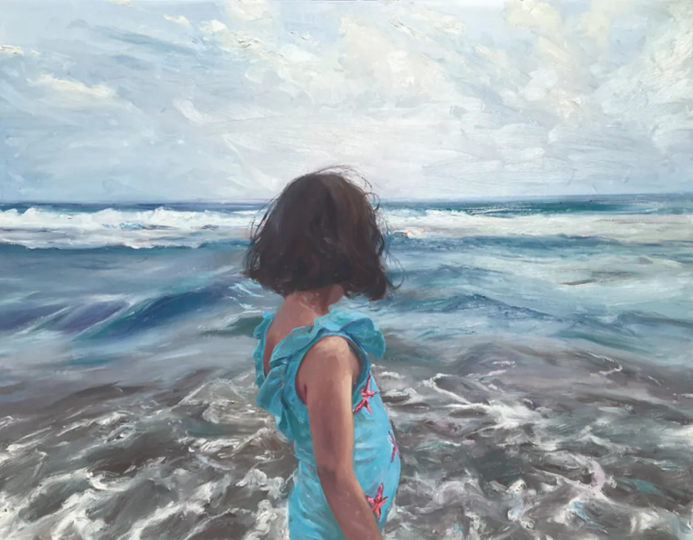 莱昂诺尔·索兰斯是一位以梦幻和内省的具象作品而闻名的西班牙画家。她毕业于格拉纳达大学阿隆索·卡诺美术学院，获得美术学士学位。她的作品主要以描绘少女为主题，这些肖像充满梦幻色彩，将她们呈现为神秘的存在，仿佛处于非凡转变的时刻。莱昂诺尔深受刘易斯·卡罗尔及其对童年的独特视角的影响，这促使她创作了许多与《爱丽丝》故事相关的展览和出版物。