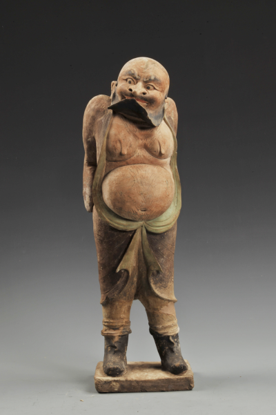 《彩绘灰陶袒胸胡人俑》，唐代 (618-907)，高50cm，2001年发现于穆泰墓，甘肃省庆城县博物馆藏