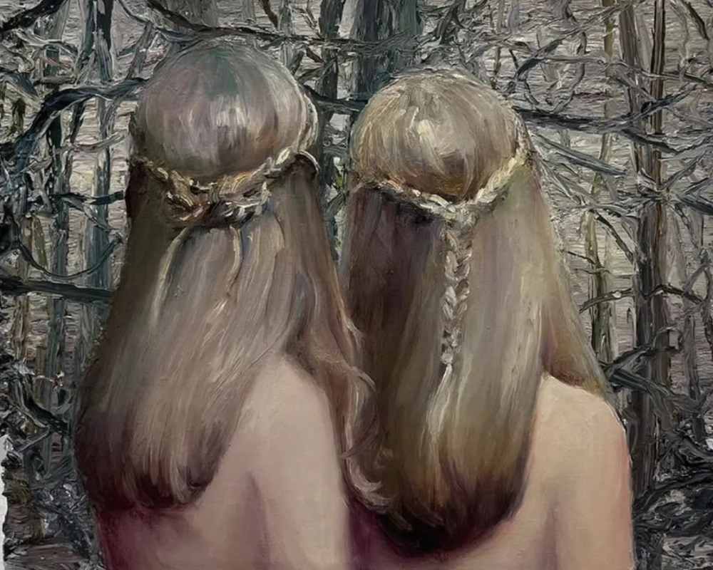 莱昂诺尔·索兰斯是一位以梦幻和内省的具象作品而闻名的西班牙画家。她毕业于格拉纳达大学阿隆索·卡诺美术学院，获得美术学士学位。她的作品主要以描绘少女为主题，这些肖像充满梦幻色彩，将她们呈现为神秘的存在，仿佛处于非凡转变的时刻。莱昂诺尔深受刘易斯·卡罗尔及其对童年的独特视角的影响，这促使她创作了许多与《爱丽丝》故事相关的展览和出版物。