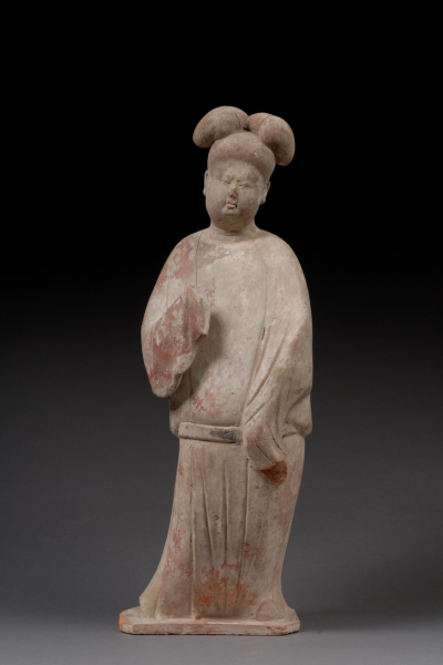 《仕女俑》，唐代 (618-907)，高40cm，发现于西安东郊的韩森冢，陕西历史博物馆藏