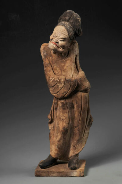 《彩绘胡人俑》，唐代 (618-907)，高50cm，2001年发现于穆泰墓，甘肃省庆城县博物馆藏
