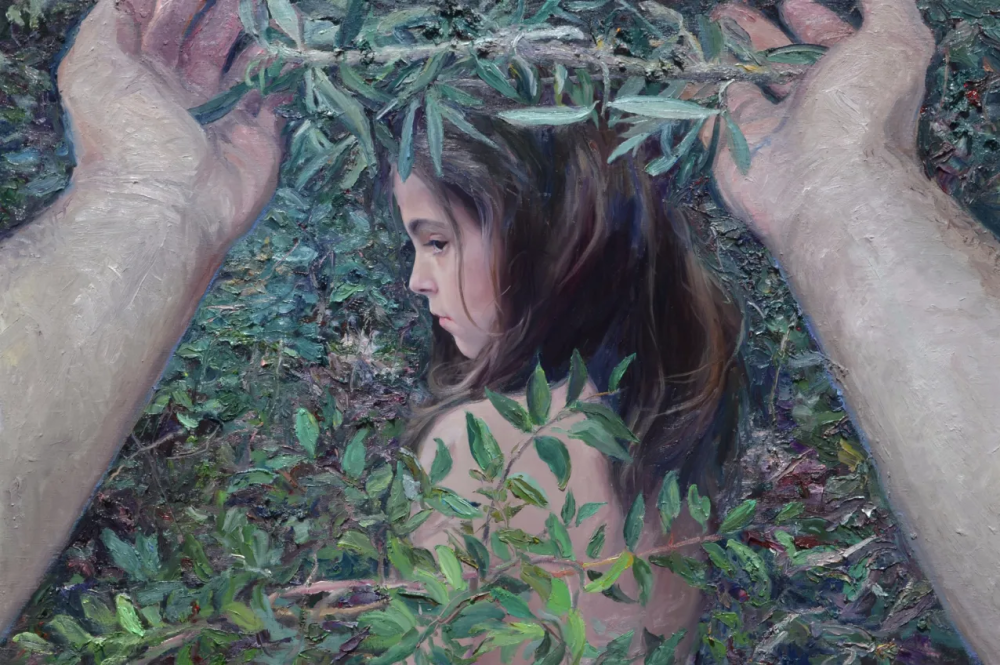 莱昂诺尔·索兰斯是一位以梦幻和内省的具象作品而闻名的西班牙画家。她毕业于格拉纳达大学阿隆索·卡诺美术学院，获得美术学士学位。她的作品主要以描绘少女为主题，这些肖像充满梦幻色彩，将她们呈现为神秘的存在，仿佛处于非凡转变的时刻。莱昂诺尔深受刘易斯·卡罗尔及其对童年的独特视角的影响，这促使她创作了许多与《爱丽丝》故事相关的展览和出版物。