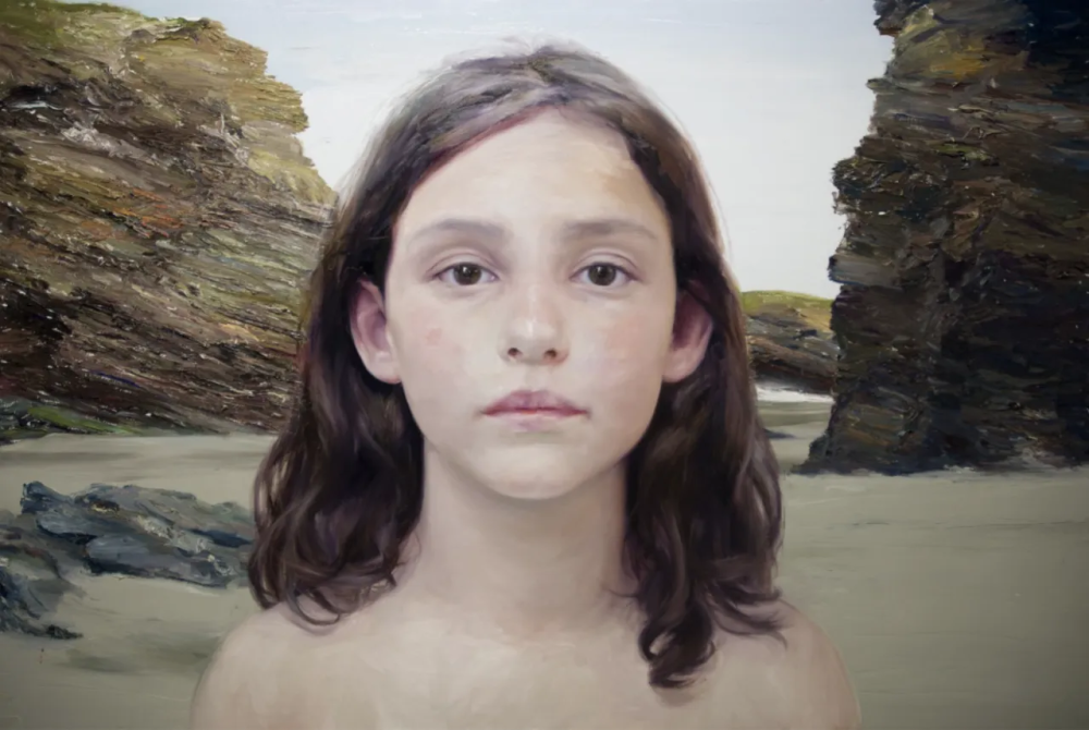 莱昂诺尔·索兰斯是一位以梦幻和内省的具象作品而闻名的西班牙画家。她毕业于格拉纳达大学阿隆索·卡诺美术学院，获得美术学士学位。她的作品主要以描绘少女为主题，这些肖像充满梦幻色彩，将她们呈现为神秘的存在，仿佛处于非凡转变的时刻。莱昂诺尔深受刘易斯·卡罗尔及其对童年的独特视角的影响，这促使她创作了许多与《爱丽丝》故事相关的展览和出版物。