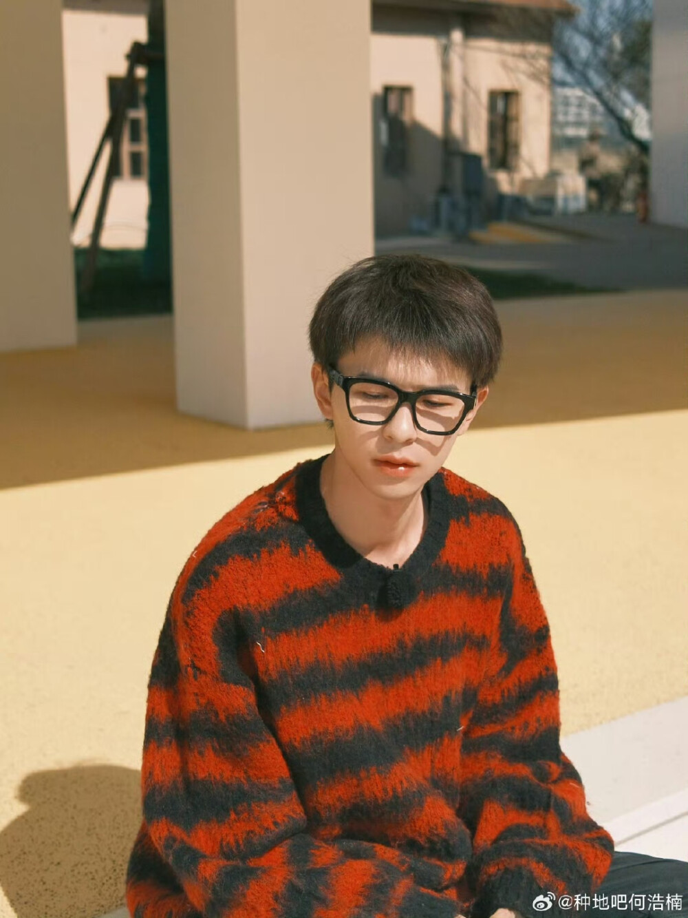 小何