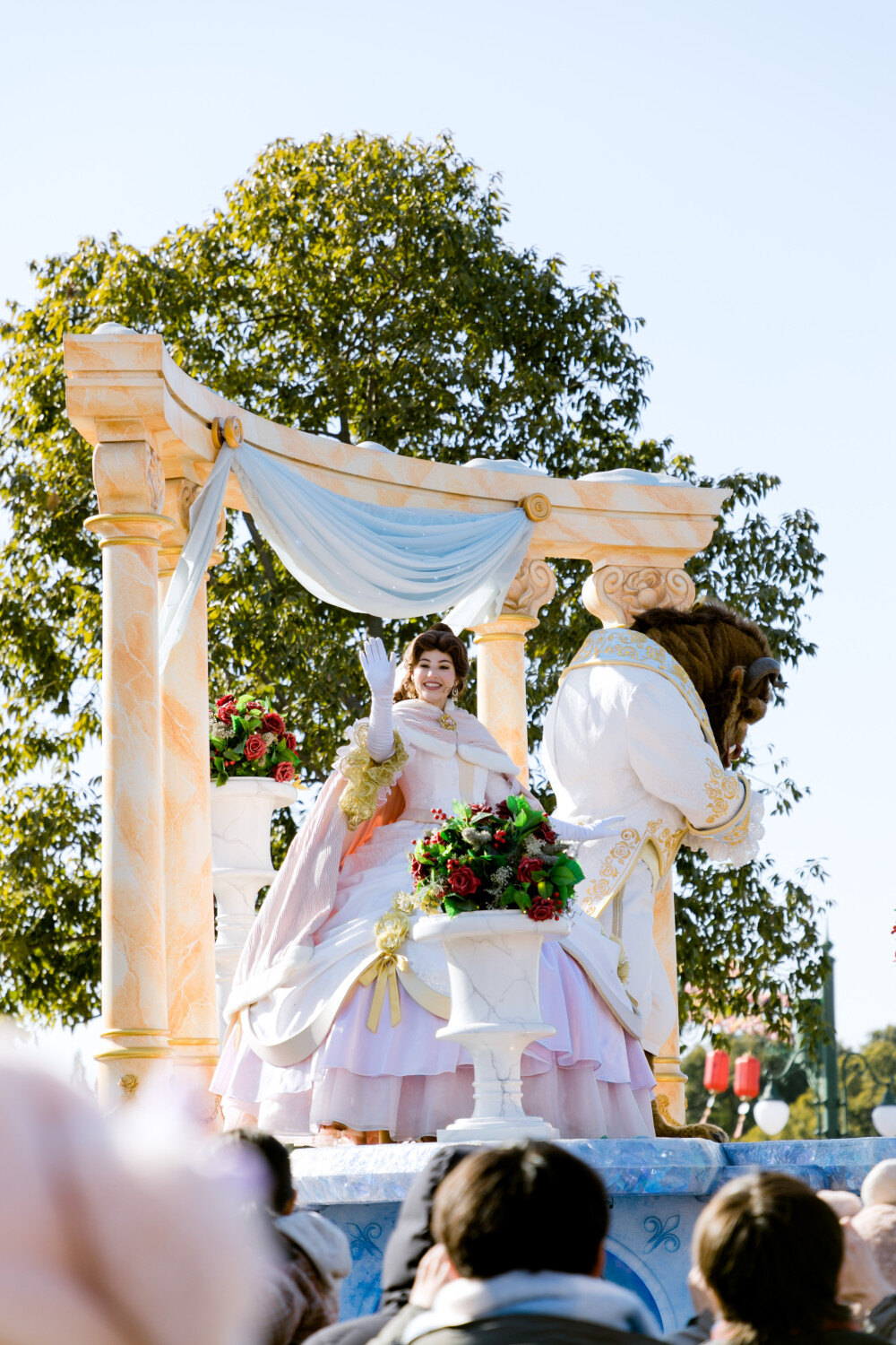 让我们一起当一天快乐小孩
摄影：洪小漩
出镜：菲比
几年前，弟弟作为援沪医疗队员在上海度过了一段时间。结束后，他收到了来自上海的乐游上海感恩卡。其中，包括5个免费游迪士尼的名额。
弟弟说，到时候一起去。我说好的，随后，在忙碌的生活中将这件事抛之脑后。直到今年，他忽然提出邀约，我们才仓促组织起这场搁置许久的出游。
一行五个大人，加一个小菲比。通过客服，我在官网为菲比购买了儿童票，兴致勃勃又着急忙慌地奔赴上海。
6个人，分别从温州、宁波、金华、杭州四个地方汇聚。我当天下了班直奔高铁站，转地铁抵达外滩边时，他们已经完成和平饭店的打卡。
夜幕下，外滩很美，只不过冷得出乎意料。从温州十几度坠入寒冷的上海