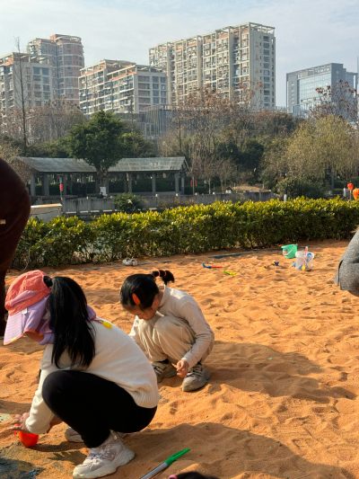 太阳下“挖宝藏”，挖出来说：“唉汗滴禾下土啊”，大概是被太阳晒的流了汗。