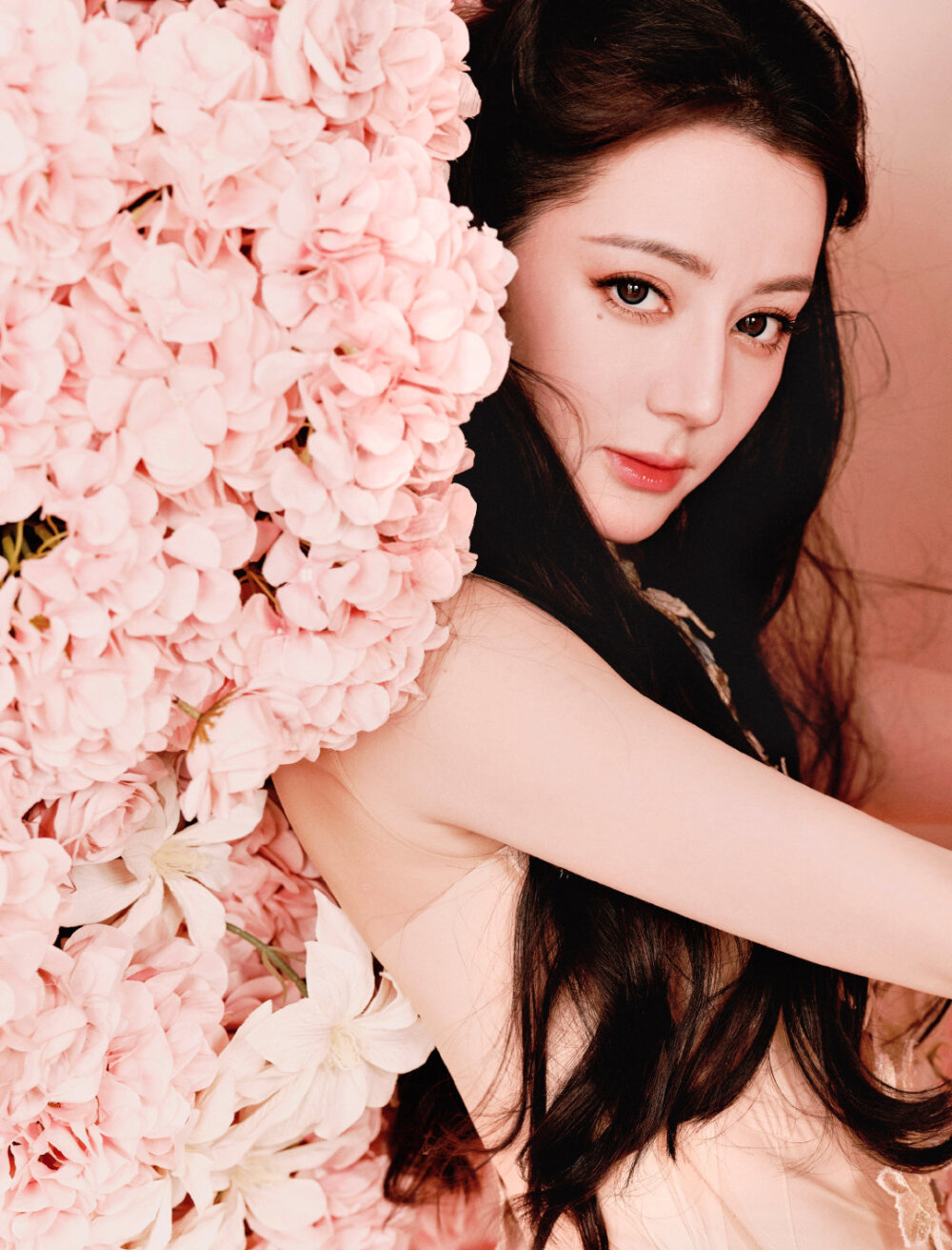 以花为翼包裹爱意，粉色浪漫晕染春日美好。