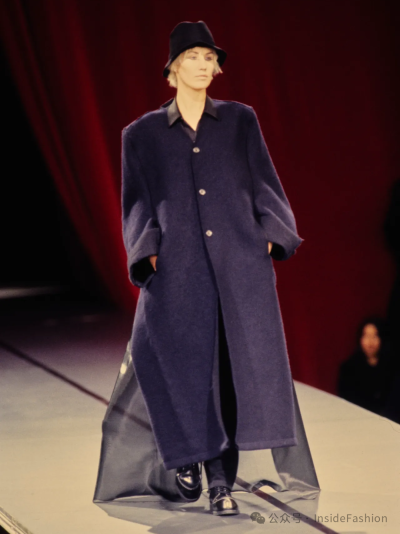 Yohji Yamamoto 在 1990 年代对于大衣的诠释，成为了 The Row 的借鉴之处