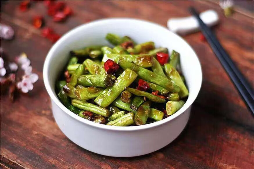 每日一素：
学做各种各样的素✨食，第一为了自己身体健康，营养均衡，第二做出健康漂亮的素✨食能感染到周围的朋友参与吃✨素，多一盘素✨菜就会少一盘荤菜，环保地球让世界变的更加美好！
干煸四季豆
食材: 四季豆、油、姜、盐、蘑菇精、干红辣椒、生抽
做 法:
1. 四季豆摘去老筋，切成6厘米长的段，洗干净，沥干水分
2. 锅里倒入油，放入四季豆段，大火将四季豆炸至外皮微微发皱，捞出，控油待用
3. 锅入油，加入干红辣椒、姜末翻炒均匀，下入四季豆段，加入生抽翻炒均匀，最后调入盐和蘑菇精即可
​