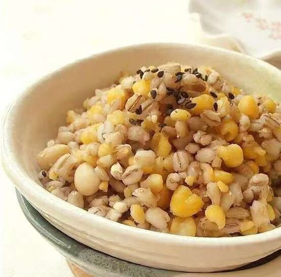 每日一素：
学做各种各样的素✨食，第一为了自己身体健康，营养均衡，第二做出健康漂亮的素✨食能感染到周围的朋友参与吃✨素，多一盘素✨菜就会少一盘荤菜，环保地球让世界变的更加美好！
大麦玉米黄豆饭
食材：黄豆，大麦，玉米碴
做法：
1、大麦，玉米碴（用新鲜甜玉米亦可）、黄豆1/2的比例，用水泡至少8小时至无白心，中间最好要换几次水2、入电饭煲，水多出2公分，用慢煮档煮透成饭再焖一小时即可
​