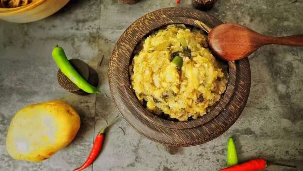 每日一素：
学做各种各样的素✨食，第一为了自己身体健康，营养均衡，第二做出健康漂亮的素✨食能感染到周围的朋友参与吃✨素，多一盘素✨菜就会少一盘荤菜，环保地球让世界变的更加美好！
下饭洋芋泥
食材: 洋芋（土豆）、小红椒、小青椒、酸菜、生姜、酱油、盐、植物油
做 法:
1. 洋芋水煮熟后放入冷水中，剥皮，用勺子将洋芋压碎，生姜辣椒切碎备用
2. 锅内下油爆香生姜，加入辣椒、酸菜翻炒，加入洋芋泥继续翻炒
3. 加入酱油、盐、辣椒一起翻炒片刻，加入一小碗水，翻炒至收汁，装盘即可食用
​