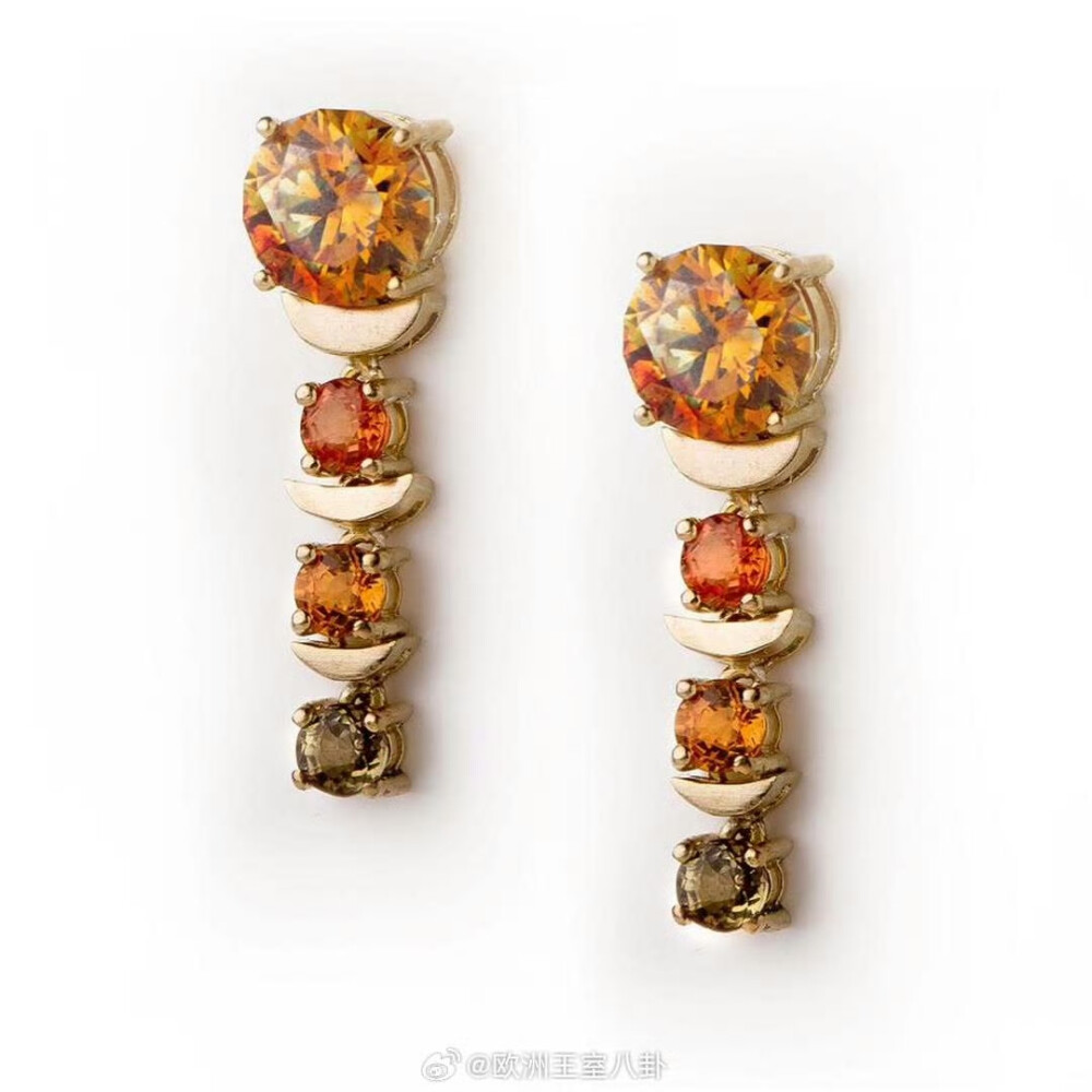 西班牙莱蒂齐亚的半宝耳环，来自马德里设计师珠宝品牌Lisi Fracchia，材质是闪锌矿、沙弗莱石和蛋白石，再用18k黄金镶嵌。按设计师的说法，是对她故乡阿根廷和发展事业的西班牙两国文化的融合。材质不算名贵设计也不复杂，但存在感可以颜色也比较热烈，日间戴戴总比义乌小商品or真塑料强 ​