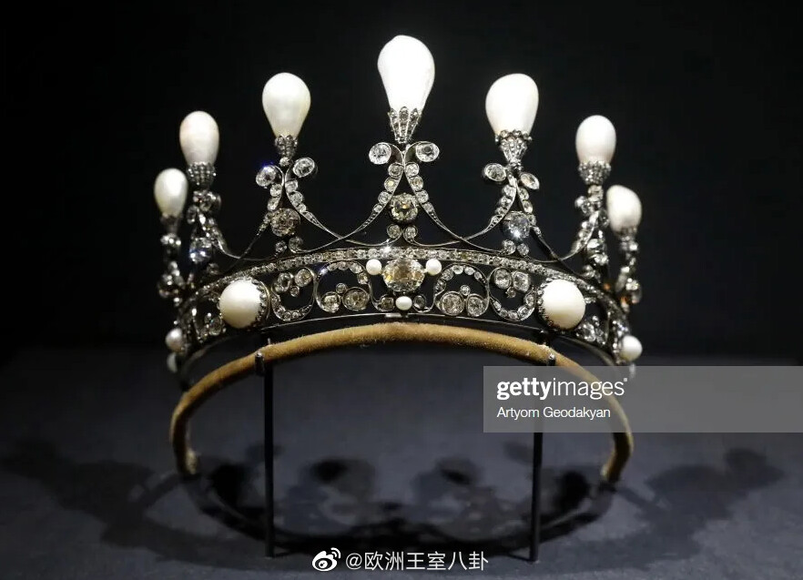 卡塔尔博物馆的珍珠钻石王冠,零几年时伦敦金融城市长的老婆Carole Blackshaw借过两次。据外网分析,跟英国第一代布伦蒂斯菲尔德男爵夫人塔尼亚53年戴的很像,这家有后人不过跟卖王冠倒不矛盾。糊照时期还有一顶也略像(萨伏伊的玛丽亚·伊玛库拉塔),但太糊了无法判断。存在感挺强的  