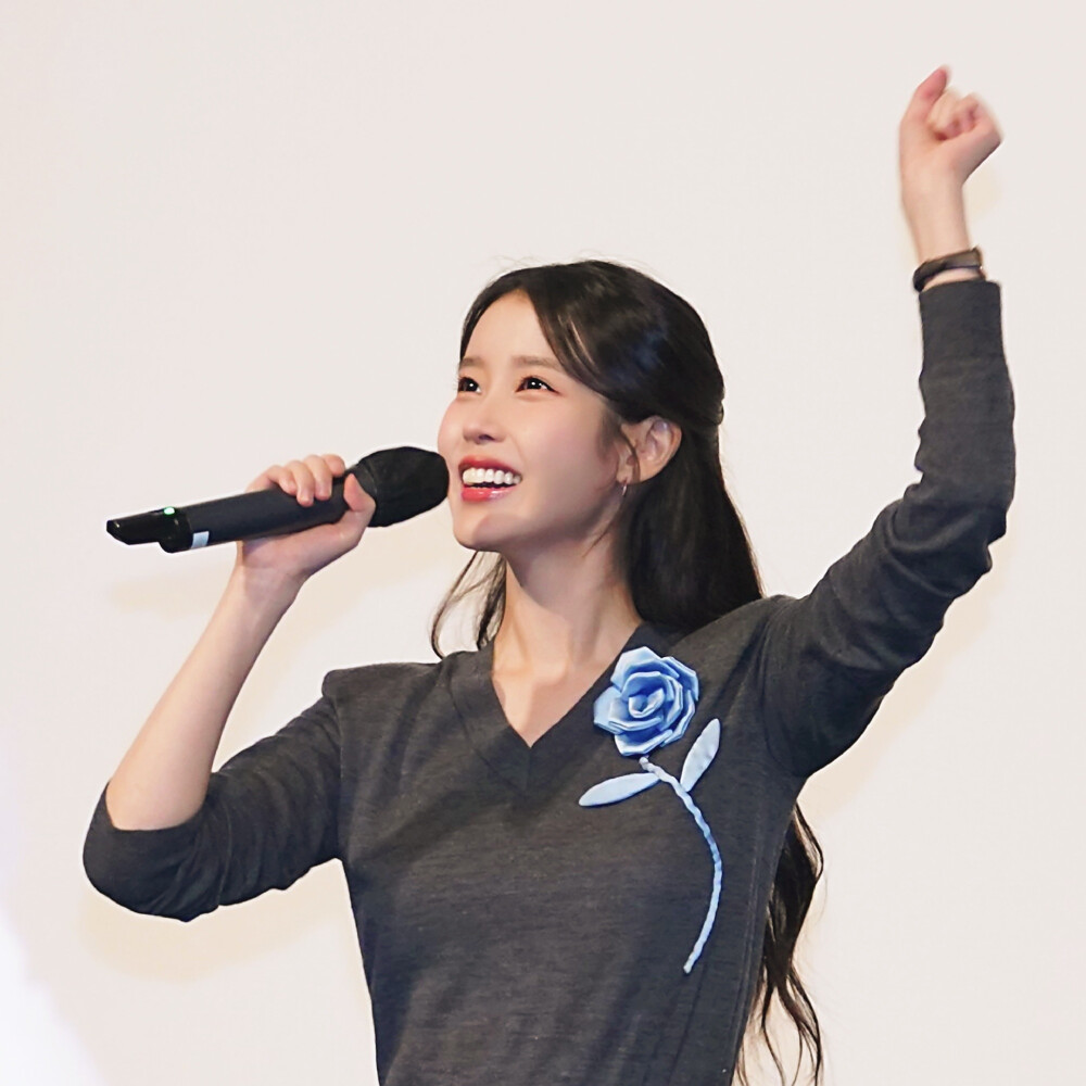 IU李知恩
cr：水印
