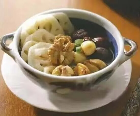 每日一素：
学做各种各样的素✨食，第一为了自己身体健康，营养均衡，第二做出健康漂亮的素✨食能感染到周围的朋友参与吃✨素，多一盘素✨菜就会少一盘荤菜，环保地球让世界变的更加美好！
核桃栗子莲藕汤
食材：核桃，莲藕，莲子，栗子，陈皮，红枣
做法：
1. 将所有材料洗净莲藕切成大块状，红枣去核，莲子去芯
2. 在锅中放入8分满水，先放入陈皮，待水煮滚后，在加入所有材料，以大火煮20分钟，再转为小火，继续煮3小时即可。