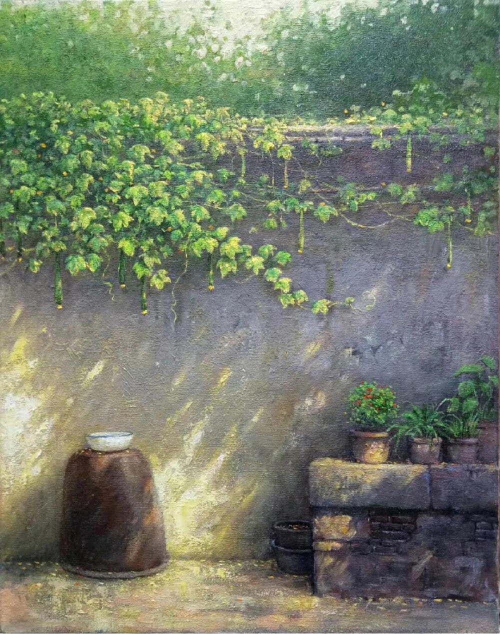 小时候，后院的石墙是秘密花园的边界。藤蔓顺着墙努力生长，像给墙披上绿衣。
墙下的陶罐总让我好奇，想象里面藏着宝藏。瓷碗安静躺在上面，好似在守护什么。
几盆花草，是后院的小精灵，每一朵小花都能让我开心好久。在这方小天地，阳光里满是童年的欢笑～