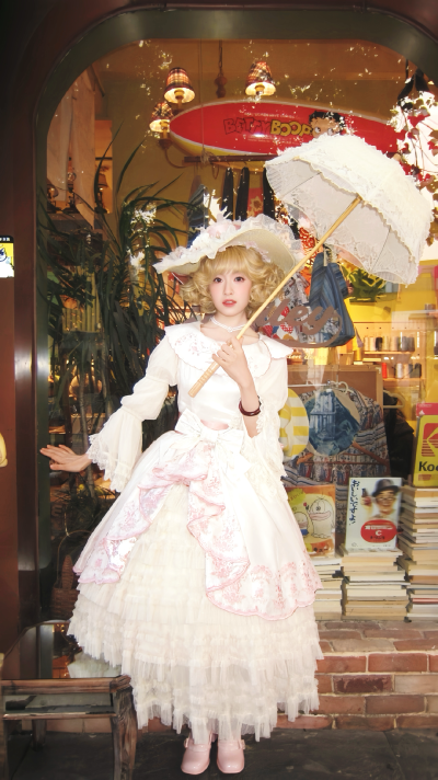 李兰迪
偷跑出来的洋娃娃