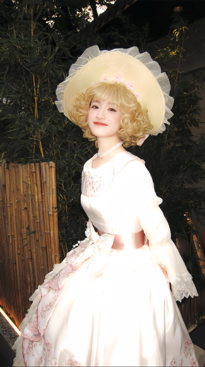 李兰迪
偷跑出来的洋娃娃