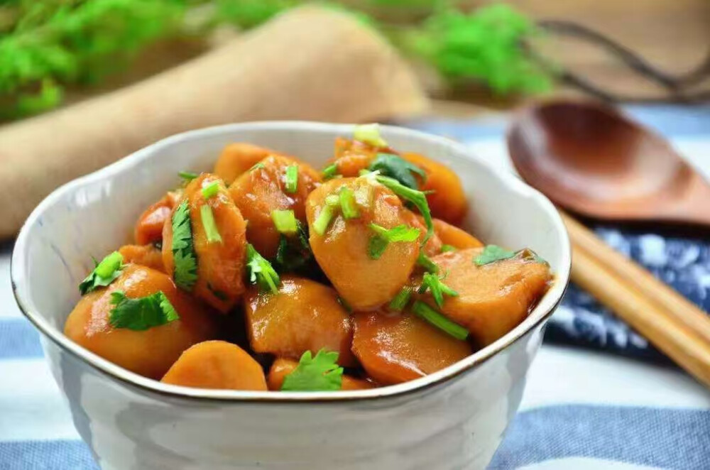 每日一素：
学做各种各样的素✨食，第一为了自己身体健康，营养均衡，第二做出健康漂亮的素✨食能感染到周围的朋友参与吃✨素，多一盘素✨菜就会少一盘荤菜，环保地球让世界变的更加美好！
香甜软糯红烧芋头
食材: 芋头、白糖、酱油、老抽、食盐、芹菜碎
做 法:
1. 将芋头去皮冲洗干净，切滚刀块，锅内坐水，将芋头加入煮至七八成熟捞出；
2. 起油锅加入白糖，小火熬制，炒成褐色，将芋头加入，翻炒均匀， 加入酱油，少量老抽，加入盐充分炒匀；
3. 向锅内加入水，没过芋头，中小火煮几分钟，使芋头充分熟透，汤汁变浓稠，大火收尽汤汁，关火；
4. 最后撒上芹菜碎，拌匀出锅。
​