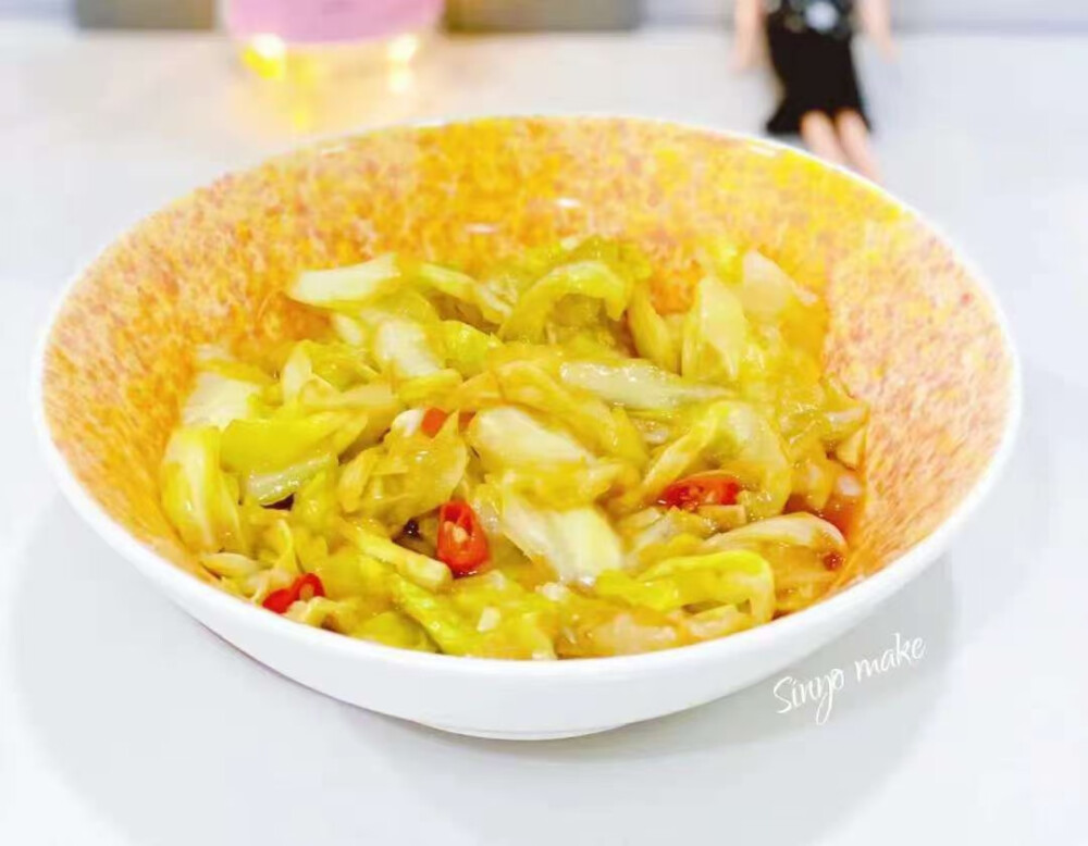 每日一素：
学做各种各样的素✨食，第一为了自己身体健康，营养均衡，第二做出健康漂亮的素✨食能感染到周围的朋友参与吃✨素，多一盘素✨菜就会少一盘荤菜，环保地球让世界变的更加美好！
手撕包菜
食材: 包菜、小米辣、生姜、白醋、蘑菇精、生抽、盐
做 法:
1. 包菜撕成小块、生姜、辣椒切碎待用
2. 碗中倒入白醋、蘑菇精、生抽、盐搅拌均匀成酱汁待用
3. 锅内倒入适量的油，加入姜末、辣椒碎炒出香味，倒入包菜翻炒均匀，翻炒至包菜叶子半透明
4. 倒入拌好的酱汁，完全翻炒均匀即可出锅食用
​