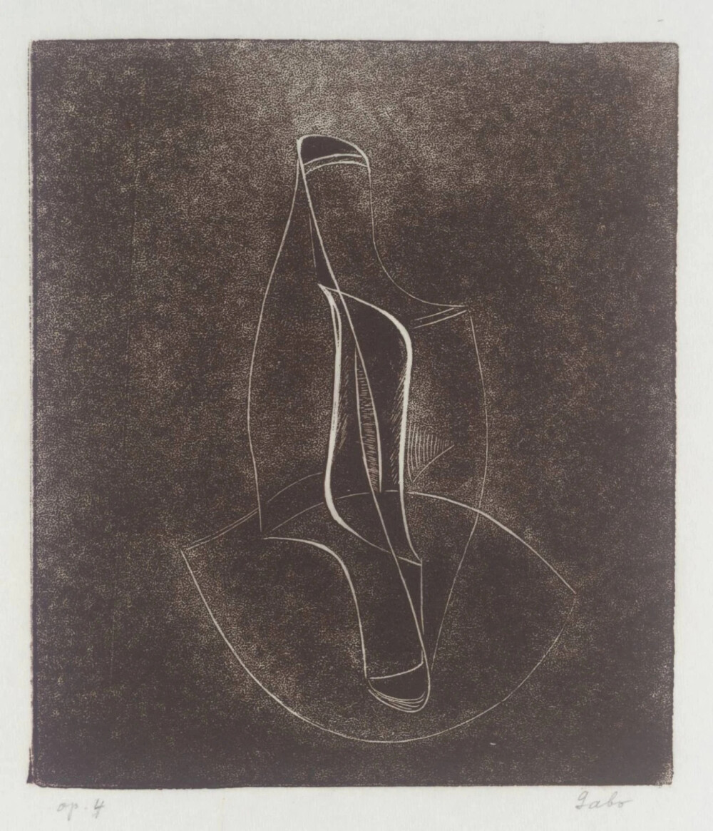 瑙姆·加博（Naum Gabo，1890-1977年），是一位俄罗斯裔美国雕塑家和理论家，对二十世纪雕塑的发展产生了深远影响。他的作品不仅融合了几何抽象与小型浮雕，还借鉴了建筑和纪念性公共雕塑的形式。瑙姆·加博的作品材料新颖，包括尼龙、金属丝、有机玻璃以及玻璃和金属。