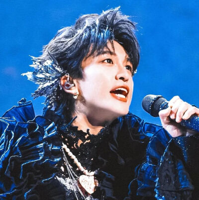 2025年好看新年男头像礼貌九张