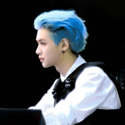 2025年好看新年男头像礼貌九张