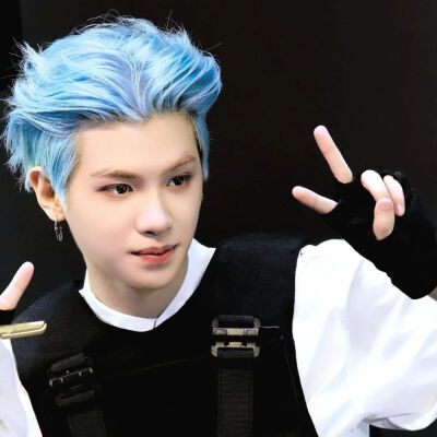 2025年好看新年男头像礼貌九张