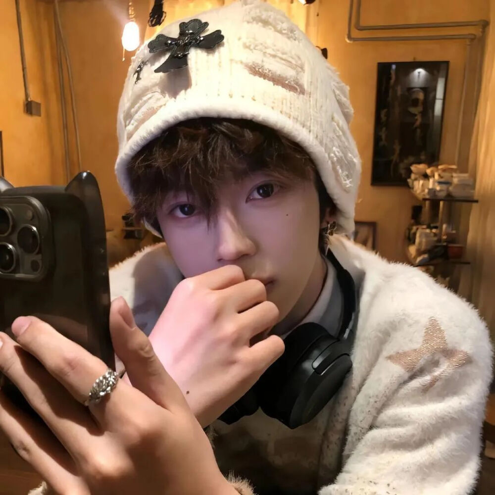 2025年好看新年男头像礼貌九张