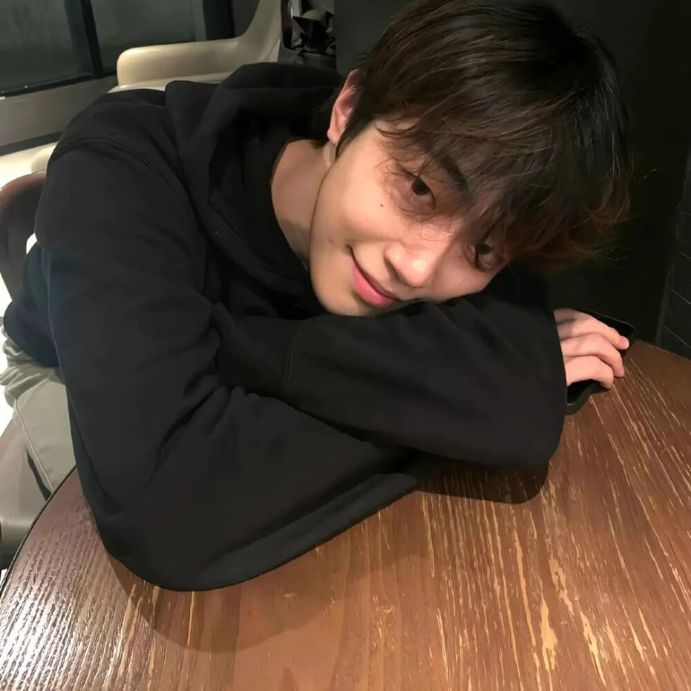 2025年好看新年男头像礼貌九张