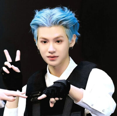 2025年好看新年男头像礼貌九张