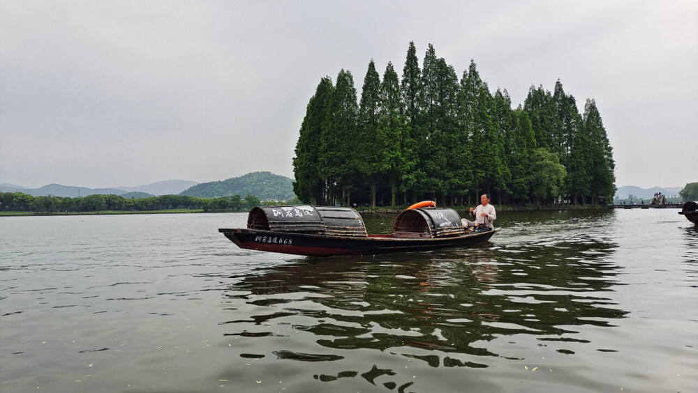 返航乌蓬：绍兴市柯岩风景区镜湖乌蓬。