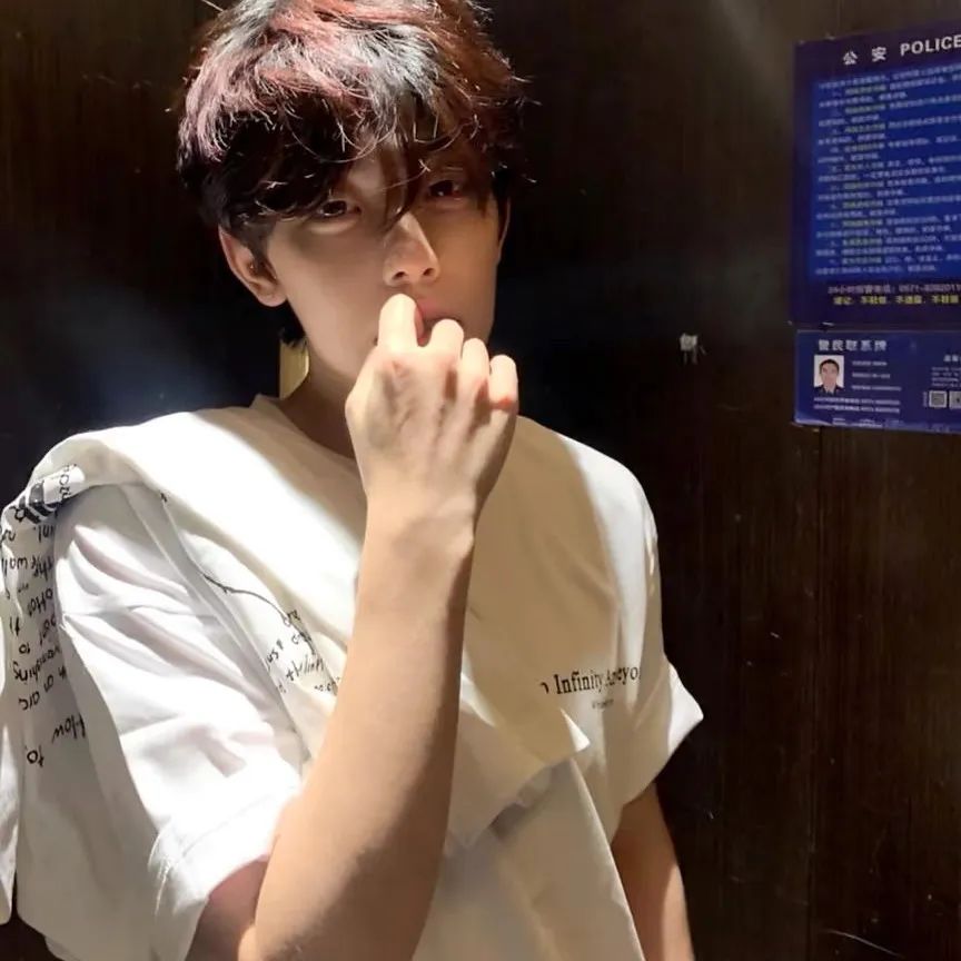 2025年好看新年男头像礼貌一张