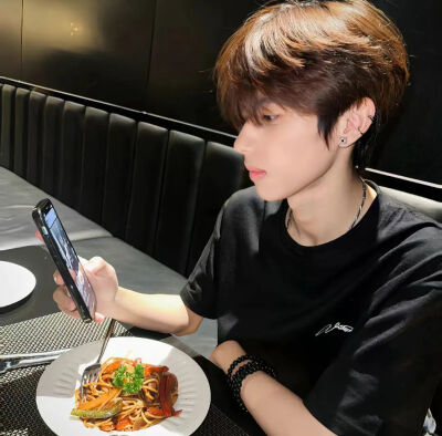 2025年好看新年男头像礼貌九张