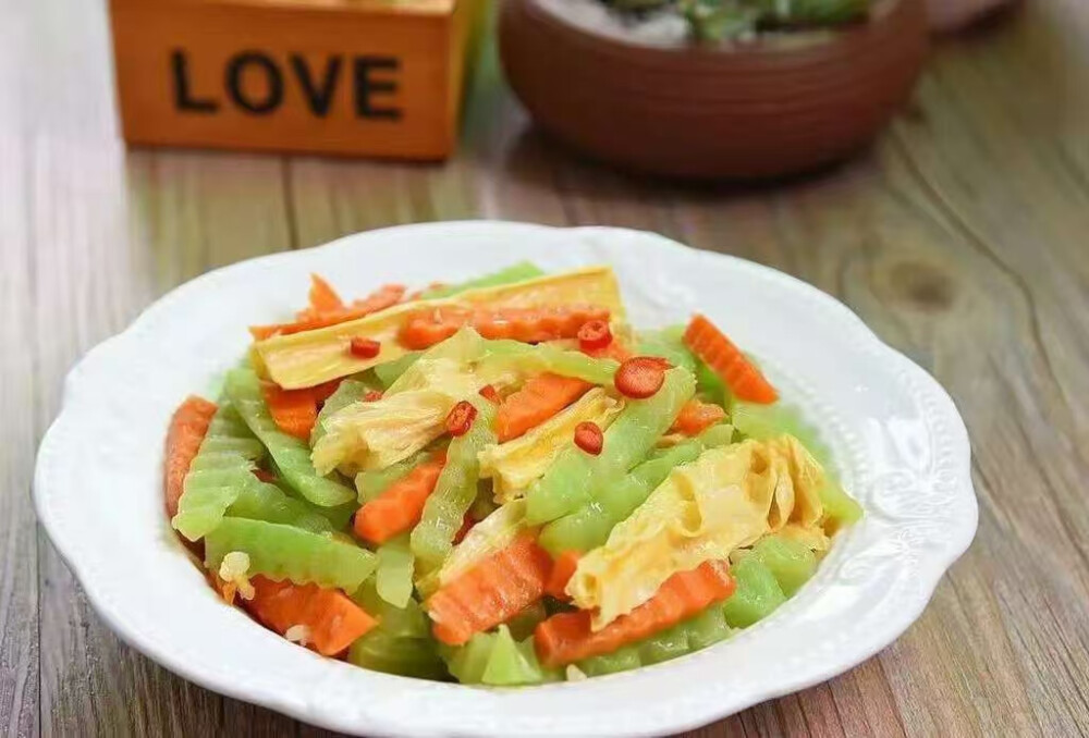 每日一素：
学做各种各样的素✨食，第一为了自己身体健康，营养均衡，第二做出健康漂亮的素✨食能感染到周围的朋友参与吃✨素，多一盘素✨菜就会少一盘荤菜，环保地球让世界变的更加美好！
腐竹炒胡萝卜莴苣
食材：腐竹，胡萝卜，莴苣，姜，盐，芝麻油
做法：
1、腐竹切段后用清水浸泡，姜剁成蓉
2、莴苣和胡萝卜削皮后切细条
3、炒锅烧热油炒香姜蓉，放入胡萝卜和莴苣翻炒，放入泡软的腐竹，翻炒
4、最后加入少许红辣椒圈和盐，炒匀后撒些芝麻油即可
