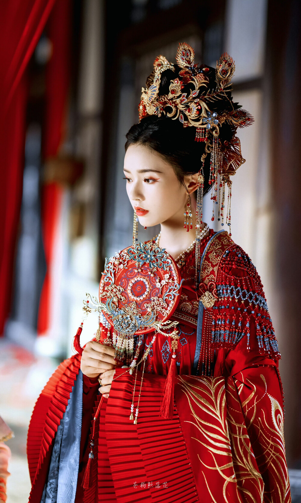 怎敌她千娇百媚｜林允
cr：苍狗照落花