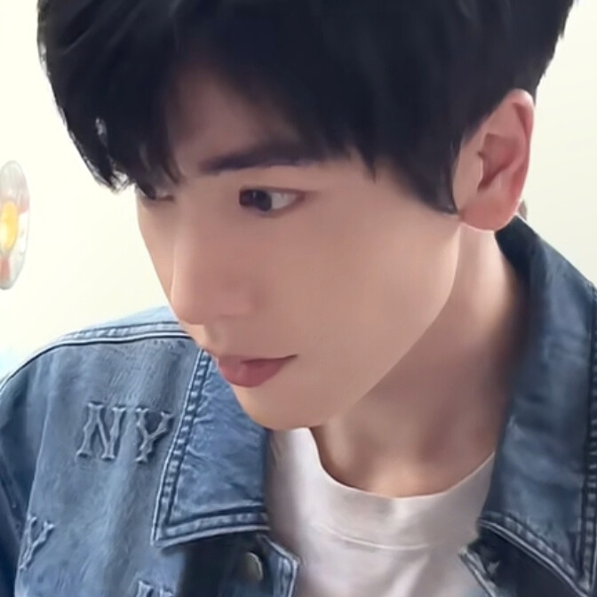 你问我这么截头像那有人跟我水仙吗我嘿嘿一笑说没有