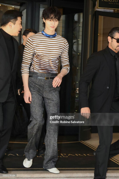边佑锡
prada