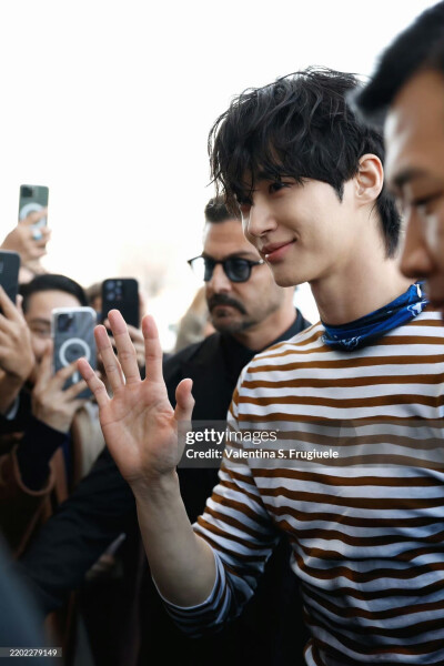 边佑锡
prada