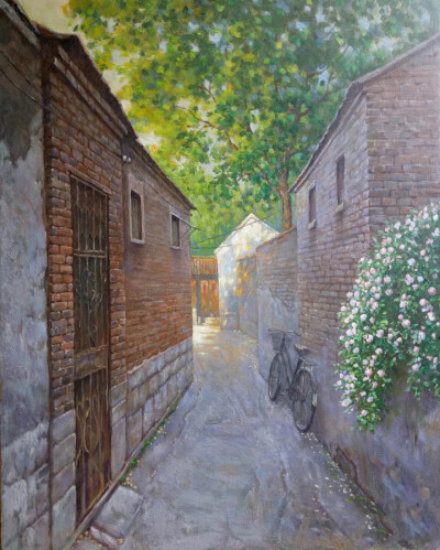 小巷深深，红砖与灰墙相依。藤蔓携着花朵攀援，旧单车静静守望。阳光穿过枝叶的缝隙，洒下细碎光影，这里藏着被岁月温柔以待的故事，等风也等你～