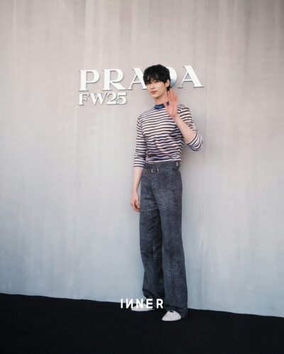 边佑锡
prada