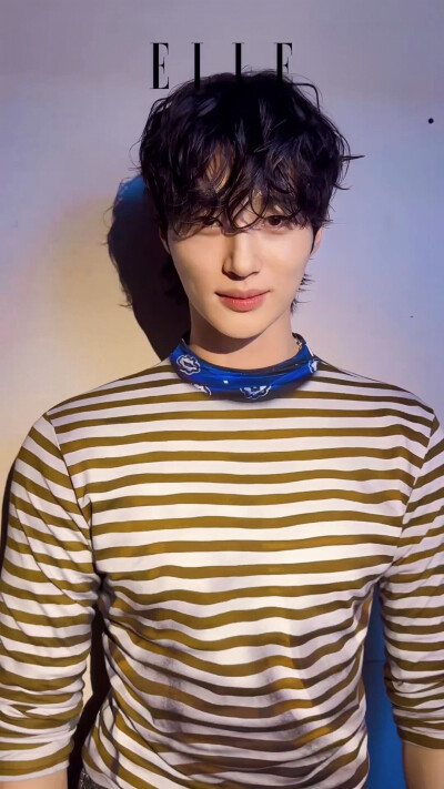 边佑锡
prada