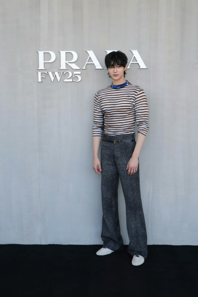 边佑锡
prada