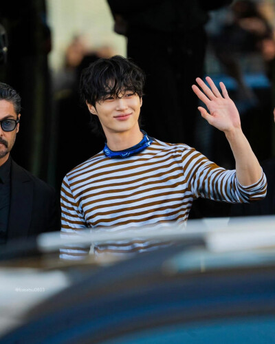 边佑锡
prada