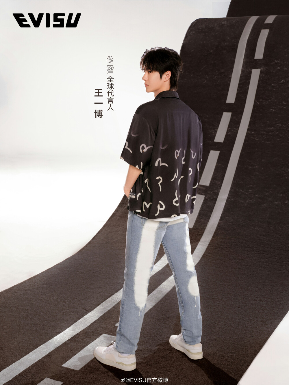 EVISU：
EVISU SS25春夏系列，焕新经典
与#EVISU全球代言人王一博# 一起玩味穿搭，开启自由想象
丹宁拼接，将复古与新潮交织
渐变的趣味海鸥设计，翱翔在衬衫之上
刺绣logo与水洗工艺玩转都市型格
不懈探索丹宁新姿态，无拘呈现无限可能
#PlayWithEVISU# #EVISU丹宁# ​​​