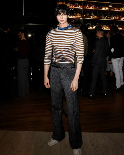 边佑锡
prada
