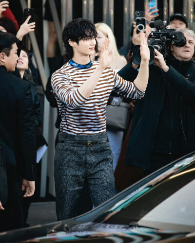边佑锡
prada